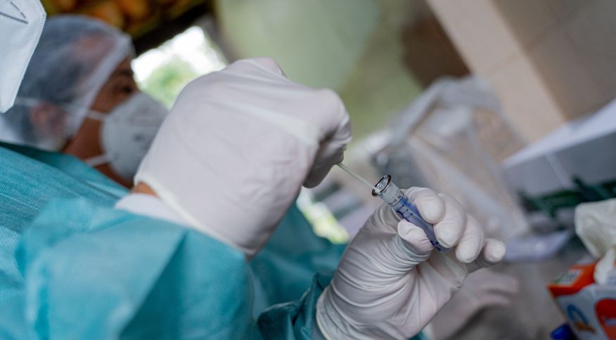 Médicos explicam os motivos para o crescimento da variante Ômicron no Brasil